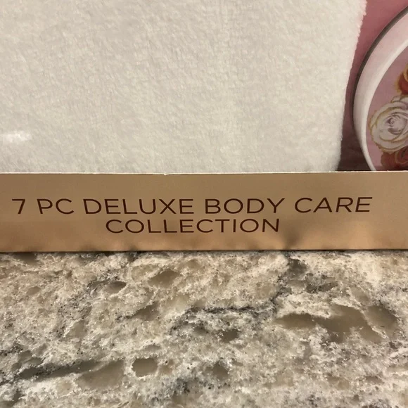 Badgley Mischka Robe & Body Care Set NEW - Picture 6 of 9